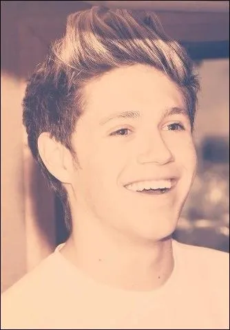 Don't even care about the table breaking we only wanna have a laugh. I'm only thinking 'bout this girl i'm seeing. I hope she wanna kiss me back.