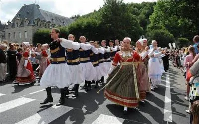 Quel  pays  est situ au Sud-Ouest de la rgion Bretagne ?