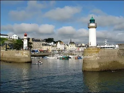 Autrefois appele Vindilis, c'est la plus grande des les de Bretagne. Situe au large de Quiberon il s'agit de :
