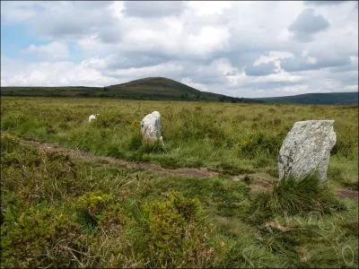 Quelle chane granitique de l'Ouest breton culmine  385 m au Roc'h Ruz, dans le Lon ?