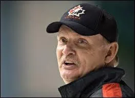 Qui tait le coach du Canada dans (IIHF) ?