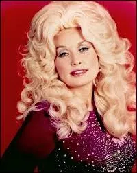 Envie de s'enfuir : ces petites filles portent des bigoudis (torture), se font coiffer des heures et tirer les cheveux et crper les cheveux (torture), avalent des tonnes de laque, et portent quasiment toutes... ? (en photo, Dolly Parton, beaut amricaine)