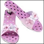 Envie de fuir : ces petites filles dfilent ensuite sur une scne de carton, dans un htel  la moquette fane, sous un clairage au non, devant un parterre...