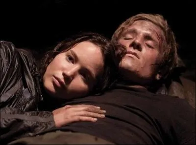 Dans le film, durant les jeux, Katniss reoit de la soupe pour Peeta. Elle est accompagne d'un mot. Qu'est-il crit sur ce mot ?