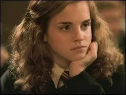 De quelle couleur est la robe d'Hermione pour le bal de Nol ?