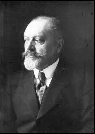 Lors de certaines maladies vasculaires, il est possible de voir le syndrome de Raynaud. Quel en est le signe principal ?