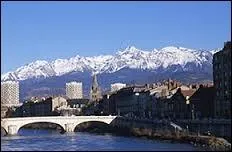 La ville de Grenoble est situe sur le Rhne.