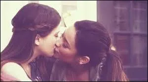 Elle est lesbienne, mais quelle est la premire fille qu'elle embrasse ?