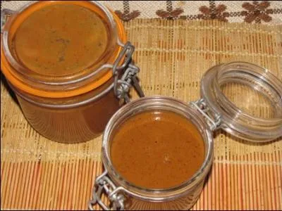 Vieille tradition des campagnes normande, bretonne, champenoise et franc-comtoise, cette gourmandise lacte au got caramel, se prsente sous l'apparence d'une crme paisse de couleur marron.