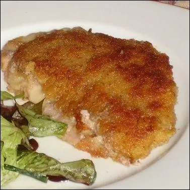 Plat traditionnel de Franche-Comt, il runit les produits du terroir de la province : une tranche claire de viande locale, dore  la pole puis recouverte de jambon cru fum.