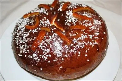 Plusieurs villes dont Cahors, Montauban, Moissac, Castelsarrasin, Verdun-sur-Garonne se distinguaient par la qualit de cette ptisserie parfume  l'eau de fleur d'oranger et dcore de fruits confits. Servie pour les Rois, mais aussi  Pques, elle se dguste avec une crme anglaise.