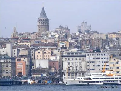 Comment s'appelait,  l'origine, la ville d'Istanbul, avant mme de s'appeler Constantinople ?
