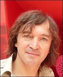 En neuvime palier, gardez le nom de scne de cet auteur-compositeur-interprte prnomm Bruno :