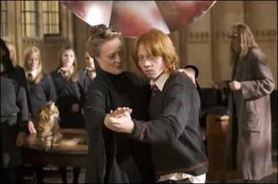Dans quel film de la saga 'Harry Potter' le personnage de Ron Weasley est contraint de danser avec le Professeur McGonagall ?