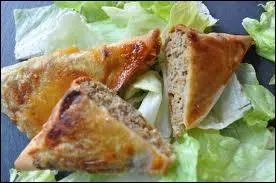 De forme triangulaire, ils sont constitus d'une fine pte de bl fourre de fromage, de lgumes et de viande (ou poisson), de piment et d'pices (coriandre, curcuma). Ces  samoussas  sont des beignets originaires