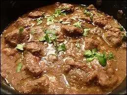 Le  rogan josh  est prpar  base de viande d'agneau ou de mouton et d'pices proches du curry. La base de la sauce de ce plat du Cachemire est le plus souvent constitue de 