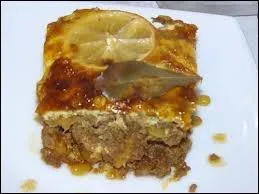 Ce  bobotie   base de viande hache pice, gratine au four avec une garniture  base d'uf et de pain imbib de lait est un plat .