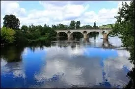 Quelle ville n'est PAS arrosée par la Vienne ?