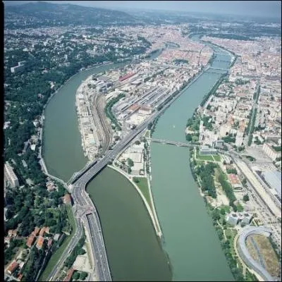Quelle ville n'est PAS arrose par le Rhne ?