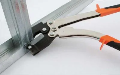 Pour les fixer, nous utilisons une pince ...