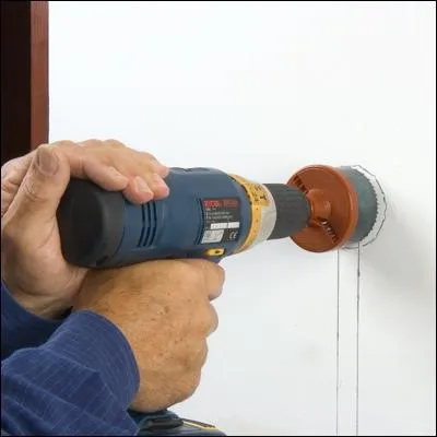 N'oublions pas de percer le trou pour notre appareillage avec ... .