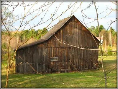 Sortie en 1973, cette chanson des ZZ Top rend hommage  une maison close  l'poque trs connue au Texas. Quel est le nom de ce titre  consonance franaise ?