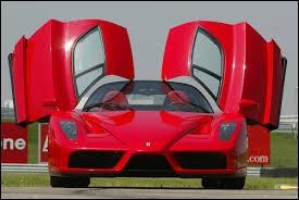 Voici portes papillon ouvertes une autre Ferrari légendaire, qui porte le beau prénom du fondateur, il commendatore, c'est à dire... ?