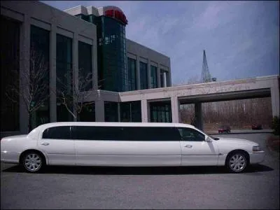 Cette limousine de parade, qu'on trouve en location, porte un nom clbre qui peut aussi tre prnom, celui d'un Prsident amricain...