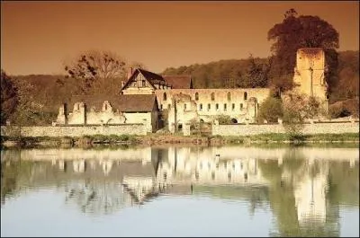 Dans cette abbaye,  Mortemer, en Normandie, un fantme, celui de Mathilde, hante rgulirement les lieux. Quel est son surnom ?