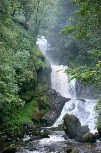 Quel est le nom complet de la commune de Gimel, en Corrze, dont l'glise comporte quelques magnifiques objets, notamment une chsse hagiographique en mail de Limoges ?