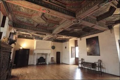 Le chteau du Plessis-Bourr, dans le Maine-et-Loire, comporte un mystre. Lequel ?