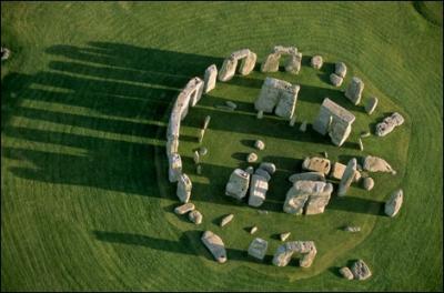Comment s'appelle ce site de Grande-Bretagne qui interpelle encore par sa symbolique, lie, semblerait-il,  un rite solaire ?