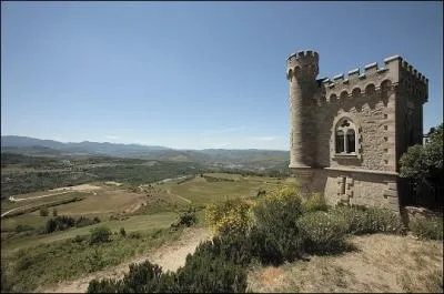 L'abbé Saunière fit construire cette étrange tour, baptisée "Tour Magdala" dans une petite commune du Sud-Est. Laquelle ?