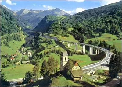 Quel col emprunte-t-on pour aller d'Autriche en Italie ?