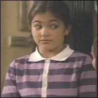  Face  son destin  : que chante la petite Phoebe lorsqu'elle est cache derrire la plante ?