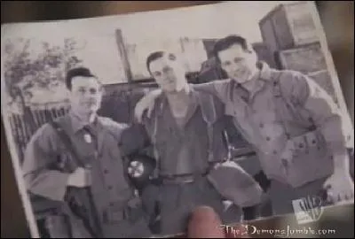  Compagnons d'armes  : comment s'appellent les 2 amis fantmes de Leo, morts pendant la guerre ?