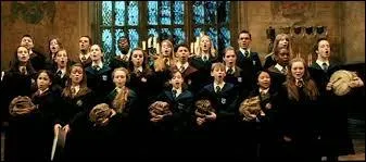 Dans Harry Potter et le prisonnier d'Azkaban, quelle chanson les lves de la chorale interprtent-ils ?