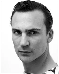 Quel rle joue Henry Lloyd-Hughes dans la saga Harry Potter ?