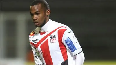 Wilfried Moimb volue depuis 2010 dans le club de Tours. A quel poste joue-t-il ?