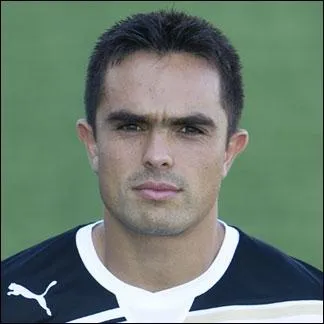 Aprs avoir jou de nombreuses annes dans le Championnat de France, notamment avec l'EA Guingamp, Bertrand Robert signe en 2009 dans un club...