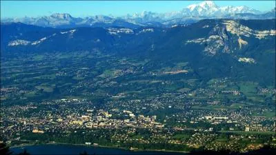 Quelle est l'altitude du col du Chat ?