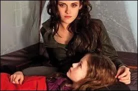 Qu'est-il inscrit dans le mdaillon que Bella offre  sa fille ?