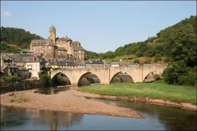 Le village d'Estaing, berceau d'une illustre famille dont un des anctre sauva le roi  Bouvines en 1214 et o vous pourrez en juillet assister  la fte de la Saint-Fleuret est :