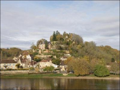 Situ dans le dpartement de la Dordogne, mon port est devenu une agrable plage ombrage, trois portes fortifies permettent d'accder  la cit en pente raide, quel est ce village ?