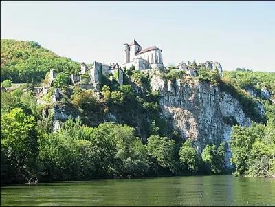 L'un des plus beaux villages, Saint-cirq-Lapopie, est perchsur un escarpement dominant un mandre de la rivire, dans quel dpartement se trouve-t-il ?