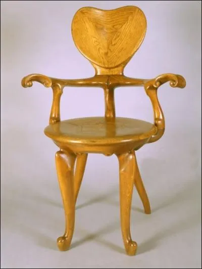 On passe aux meubles, mais on reste avec Gaud. Comment dit-on  chaise  en espagnol ?