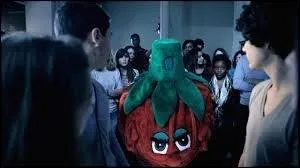 Qui est dans le costume rouge ?