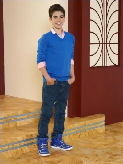 Comment s'appelle cet acteur qui joue Luck dans Jessie ?