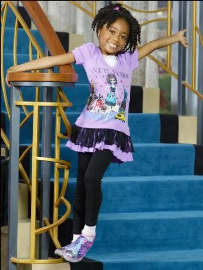 Comment s'appelle cette jeune actrice qui joue Zuri dans Jessie ?