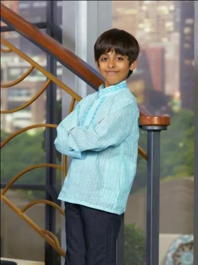 Comment s'appelle cet acteur qui joue Ravi dans Jessie ?